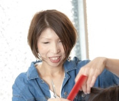 お客さんの髪をカットする女性美容師